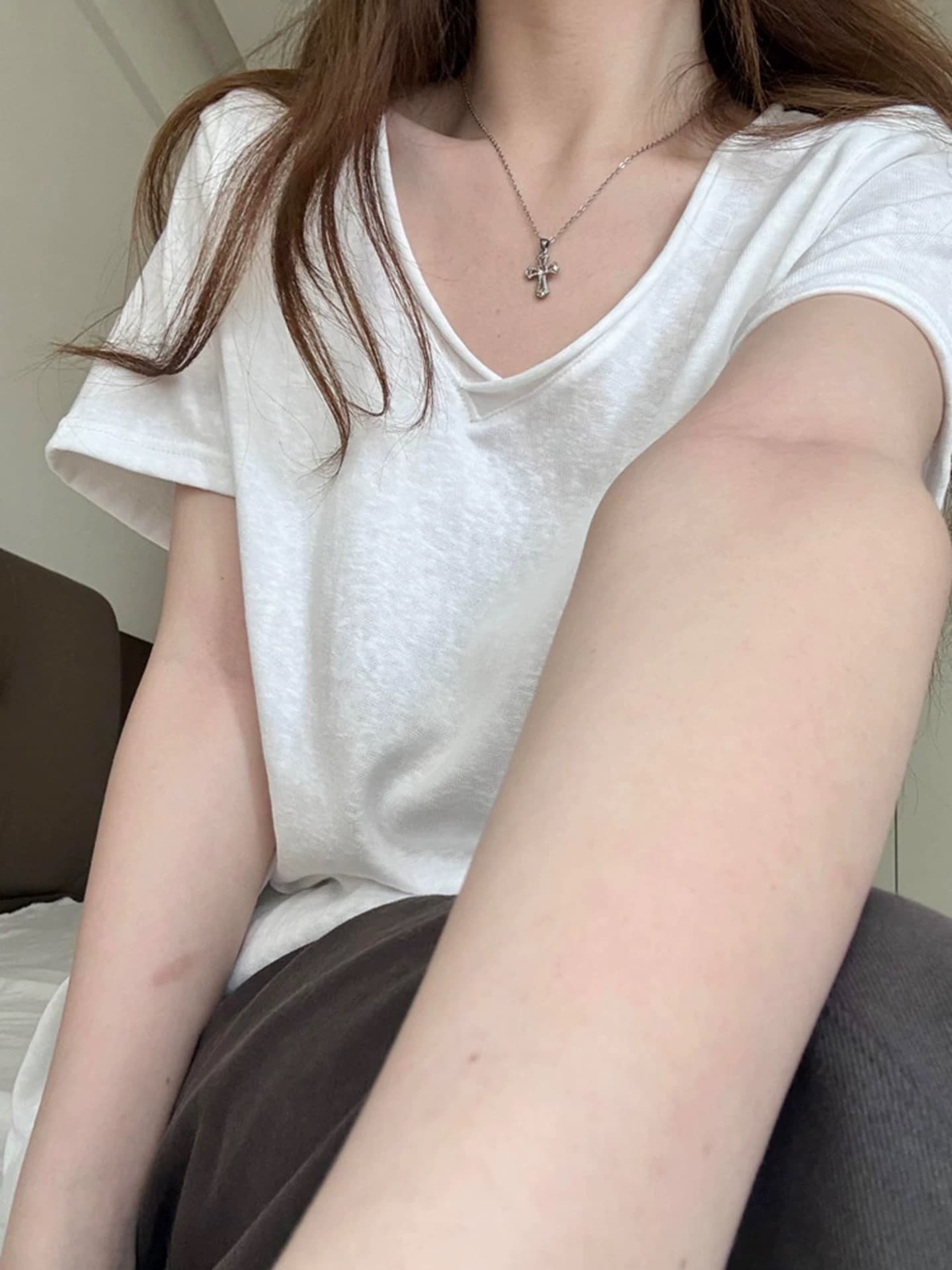 한 부서 느긋한 화이트 V넥 반팔 티셔츠 여성 여름 오래된 돈 바람 느슨함 센스 루즈핏 슬림해 보이는 다용도 긍정적 인 어깨 의류 상세 이미지 4