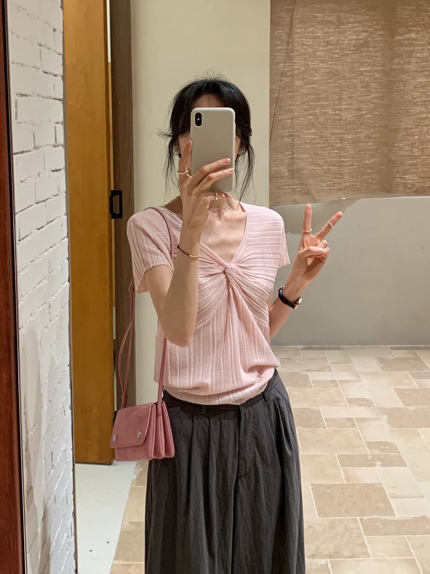 한 부서 달콤한 자매 바람 핑크색 V넥 비틀림 반팔 티셔츠 여성 여름 Chic 몸매 가꾸기 슬림해 보이는 다용도 작은 날다 소매 맨위 상세 이미지 4