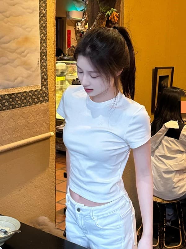 화이트 긍정적 인 어깨 반팔 티셔츠 여성 여름 새로운 몸매 가꾸기 인사이드 가져 가라. 작은 셔츠 슬림해 보이는 기본 셔츠 맨위