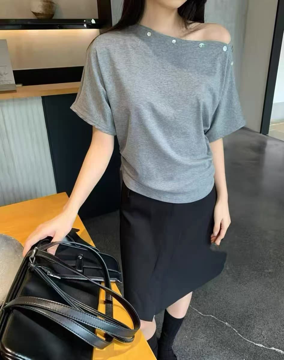 여름 새로운 한국 스타일 패션 다용도 비스듬한 어깨 반팔 단색 티셔츠 여성 몸매 가꾸기 슬림해 보이는 맨위 여성 상세 이미지 3