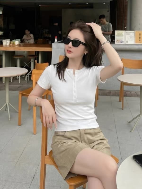 화이트 헨리 칼라 긍정적 인 어깨 반팔 티셔츠 여성 여름 2026 새로운 고유 한 아름다운 자이언트 잘 생긴 몸매 가꾸기 짧은 맨위 이미지 4