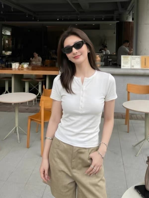 화이트 헨리 칼라 긍정적 인 어깨 반팔 티셔츠 여성 여름 2026 새로운 고유 한 아름다운 자이언트 잘 생긴 몸매 가꾸기 짧은 맨위 이미지 3