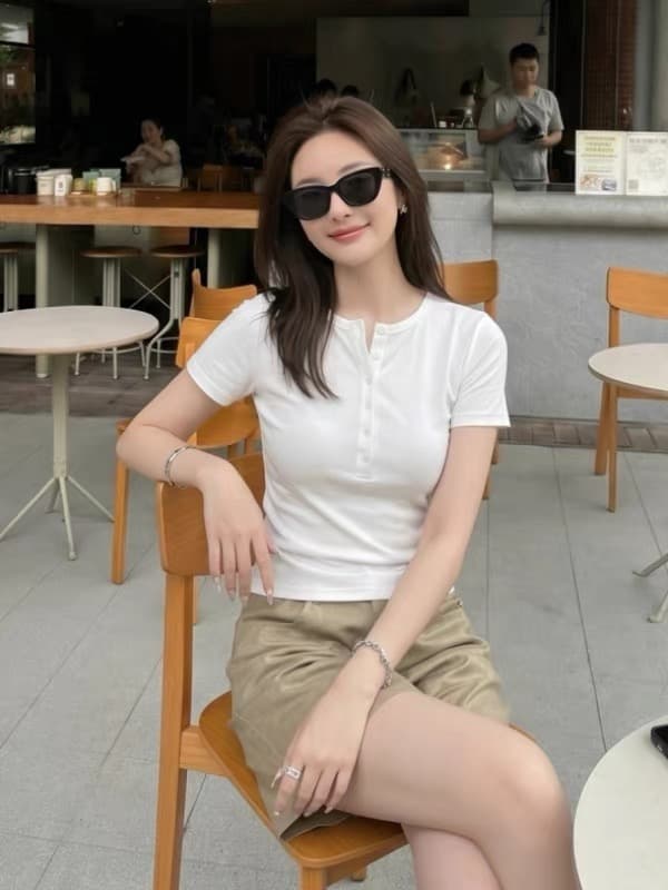 화이트 헨리 칼라 긍정적 인 어깨 반팔 티셔츠 여성 여름 2026 새로운 고유 한 아름다운 자이언트 잘 생긴 몸매 가꾸기 짧은 맨위 상세 이미지 1