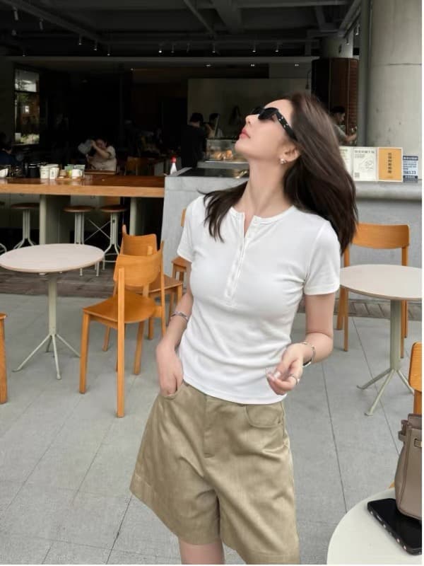 화이트 헨리 칼라 긍정적 인 어깨 반팔 티셔츠 여성 여름 2026 새로운 고유 한 아름다운 자이언트 잘 생긴 몸매 가꾸기 짧은 맨위 상세 이미지 4