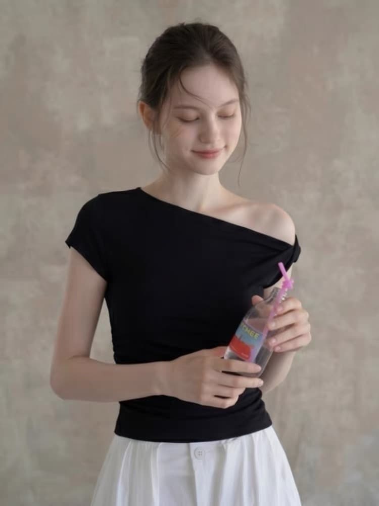 검정색 비스듬한 칼라 오프숄더 반팔 티셔츠 여성 여름 디자인 센스 고유 한 아름다운 몸매 가꾸기 오프숄더 쇼트 스타일 작은 맨위 상세 이미지 2