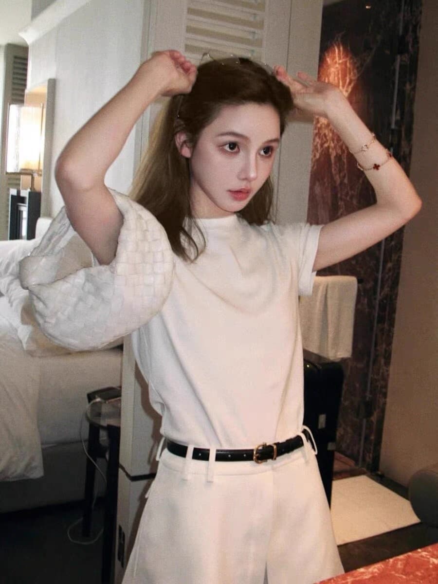 한 부서 미니멀리즘 화이트 반팔 긍정적 인 어깨 티셔츠 여성 여름 2026 새로운 고급 센스 몸매 가꾸기 슬림해 보이는 다용도 맨위 상세 이미지 1