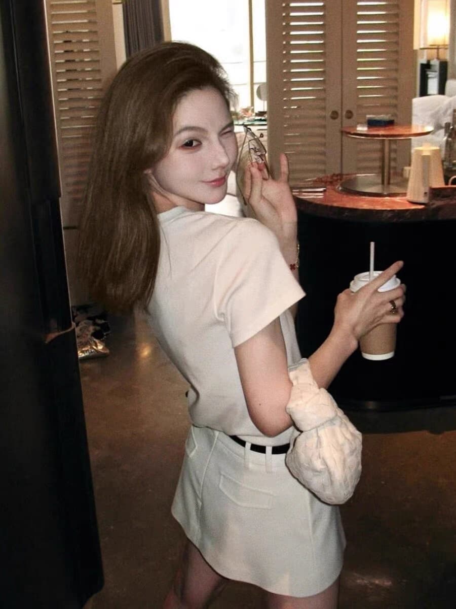 한 부서 미니멀리즘 화이트 반팔 긍정적 인 어깨 티셔츠 여성 여름 2026 새로운 고급 센스 몸매 가꾸기 슬림해 보이는 다용도 맨위 상세 이미지 3