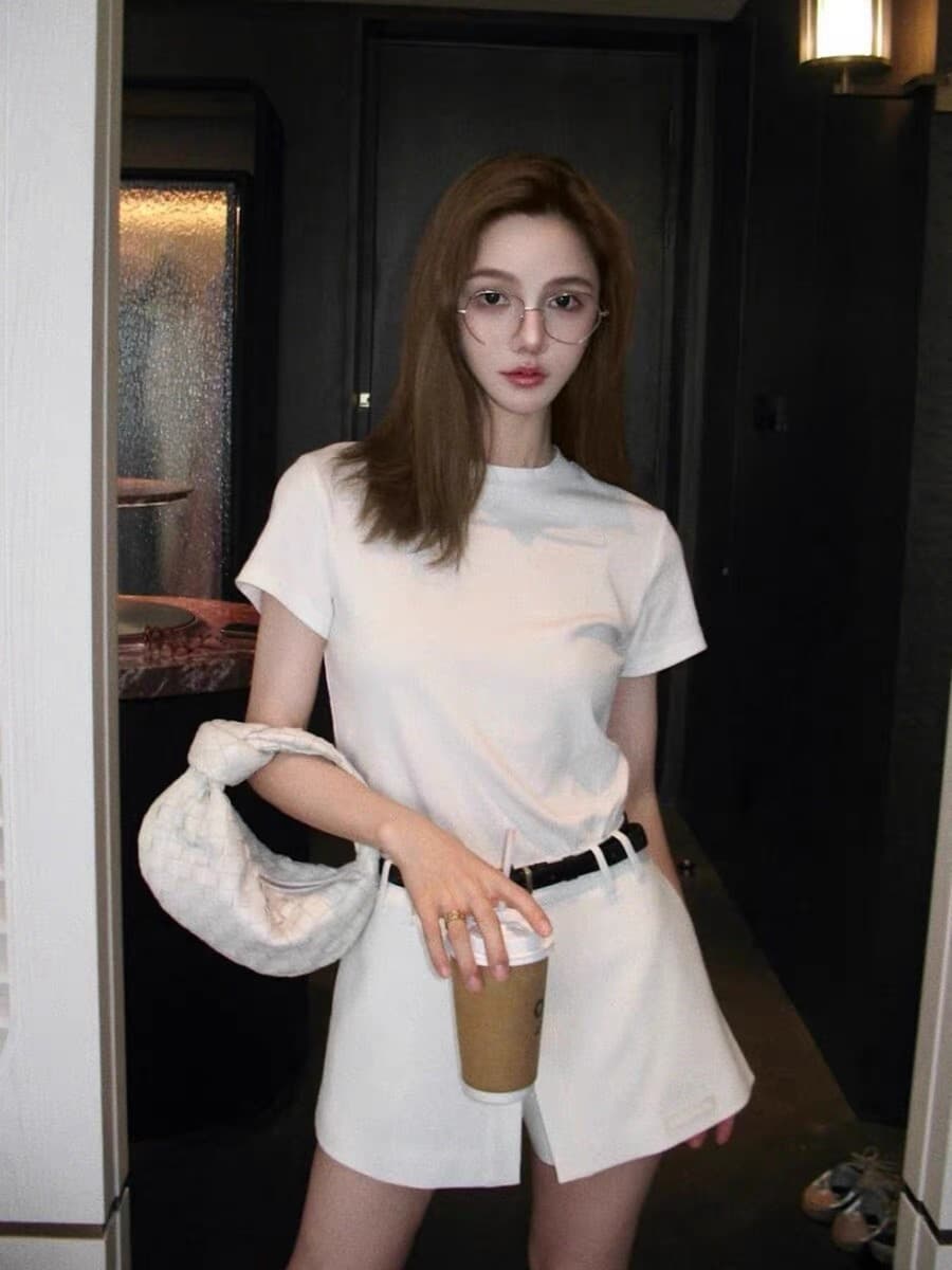한 부서 미니멀리즘 화이트 반팔 긍정적 인 어깨 티셔츠 여성 여름 2026 새로운 고급 센스 몸매 가꾸기 슬림해 보이는 다용도 맨위 상세 이미지 4