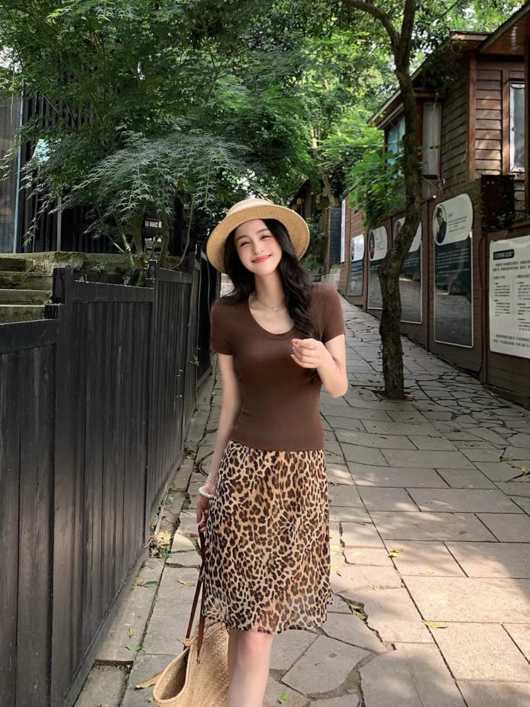 커피 색상 u 칼라 긍정적 인 어깨 기초 반팔 티셔츠 여성 여름 몸매 가꾸기 슬림해 보이는 타이트 빛 얇은 프로 피부 맨위 상세 이미지 2