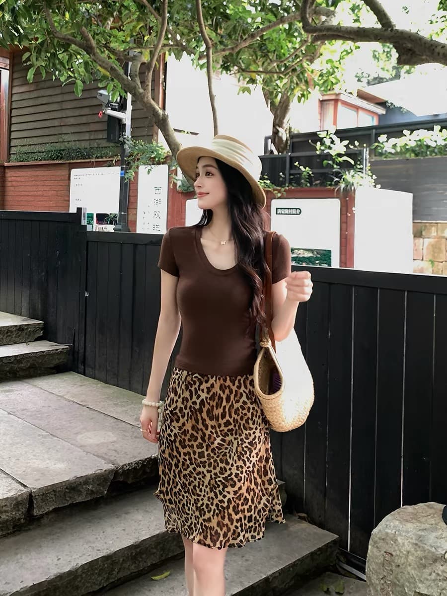 커피 색상 u 칼라 긍정적 인 어깨 기초 반팔 티셔츠 여성 여름 몸매 가꾸기 슬림해 보이는 타이트 빛 얇은 프로 피부 맨위 상세 이미지 3