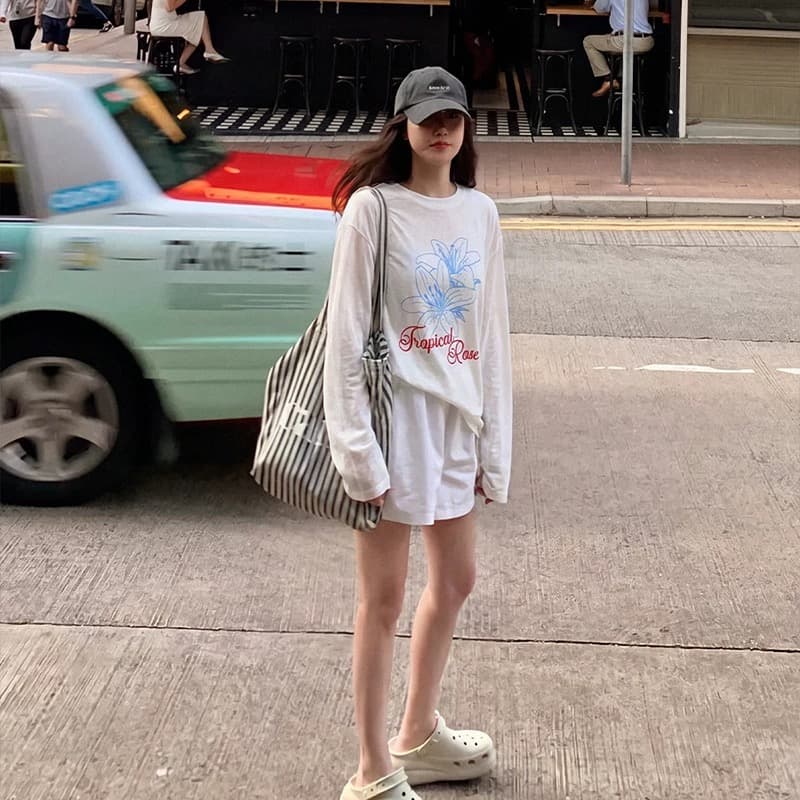 화이트 긍정적 인 어깨 프린트 자외선 차단 긴팔 티셔츠 여성 여름 디자인 센스 루즈핏 얇은 스타일 에어컨 블라우스 품격 맨위