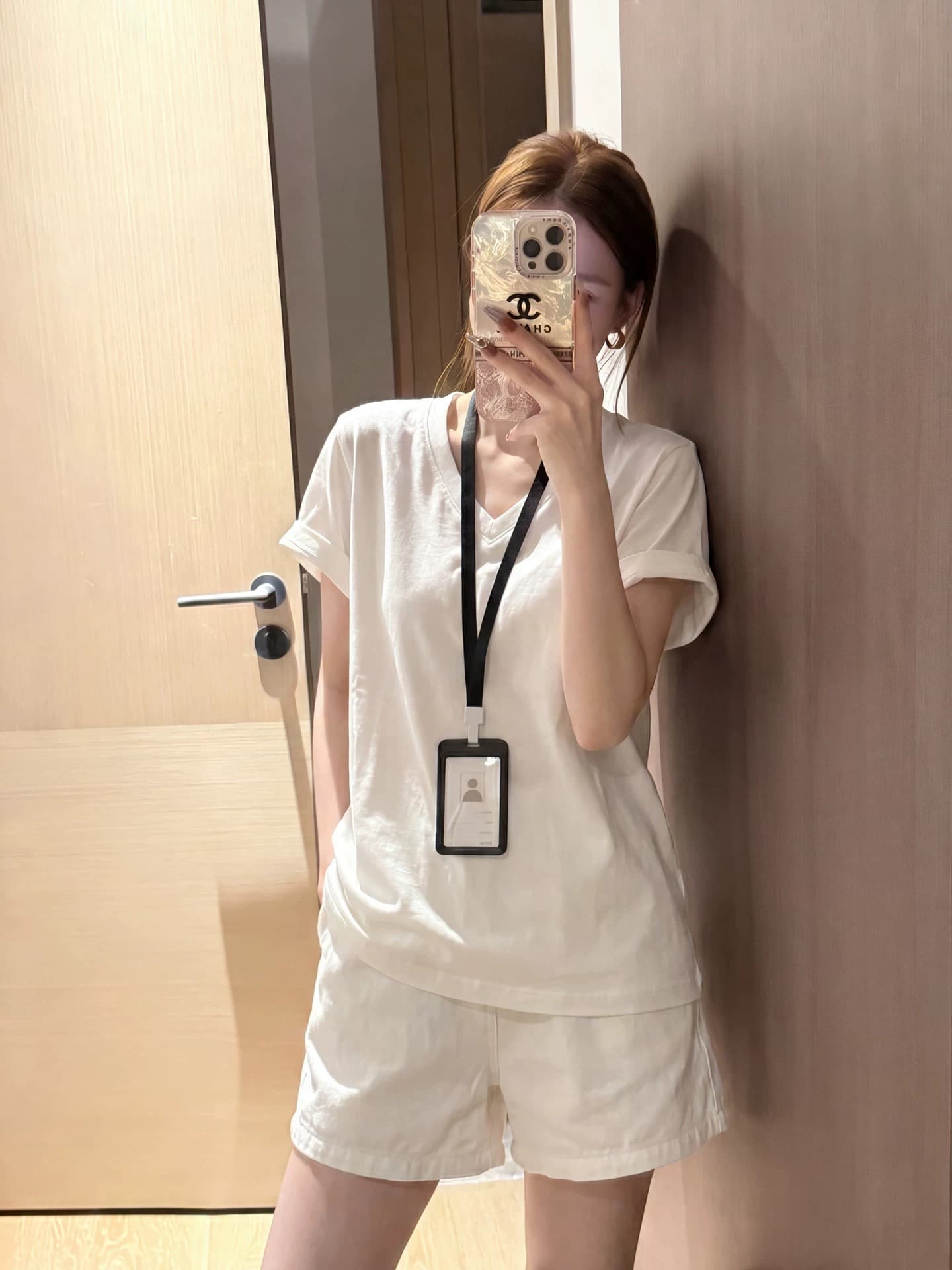 오래된 돈 바람 화이트 V넥 긍정적 인 어깨 반팔 티셔츠 여성 여름 2026 새로운 고급 센스 느긋한 루즈핏 캐주얼 맨위 상세 이미지 4