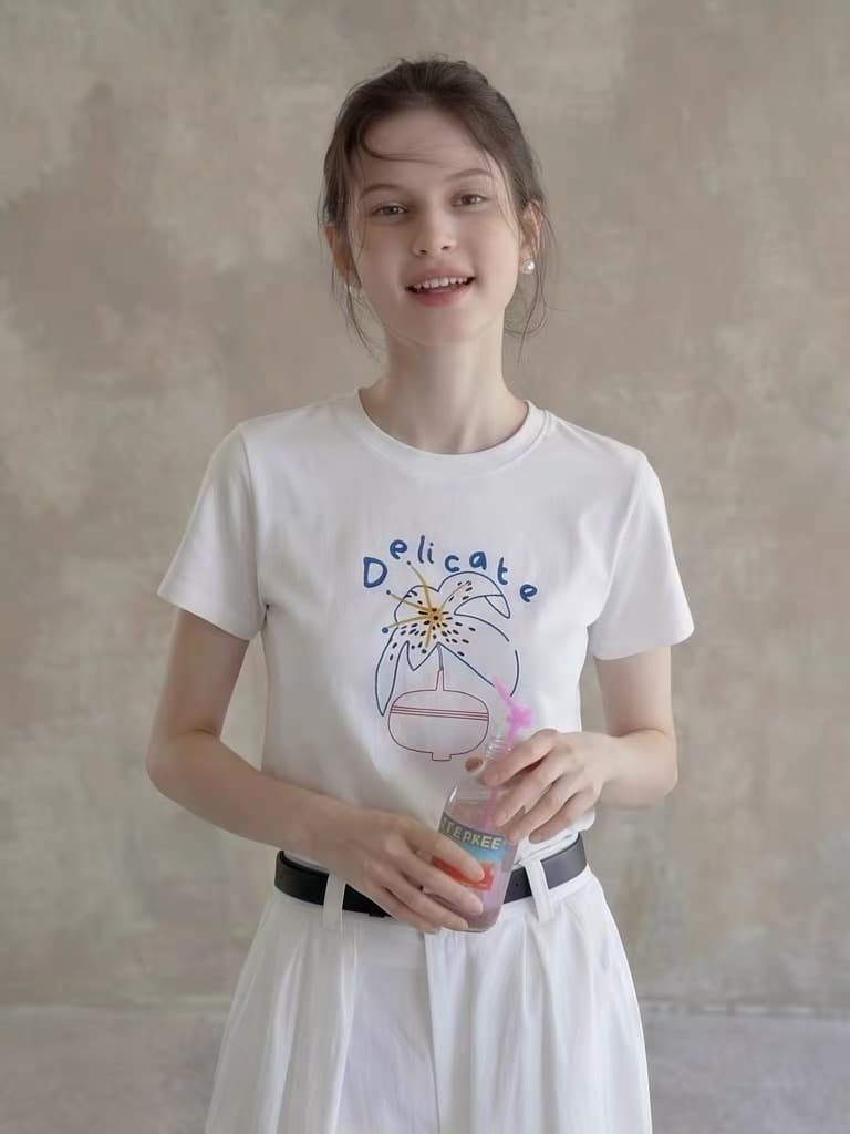자이언트 잘 생긴 화이트 라운드 넥 알파벳 프린트 반팔 티셔츠 여성 여름 루즈핏 다용도 연령 감소 긍정적 인 어깨 의류 동정 상세 이미지 3
