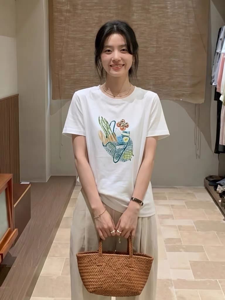 고유 한 아름다운 자이언트 잘 생긴 화이트 반팔 여성 티셔츠 여름 루즈핏 라운드 넥 프린트 연령 감소 긍정적 인 어깨 한 첨부 된 의류 상세 이미지 3