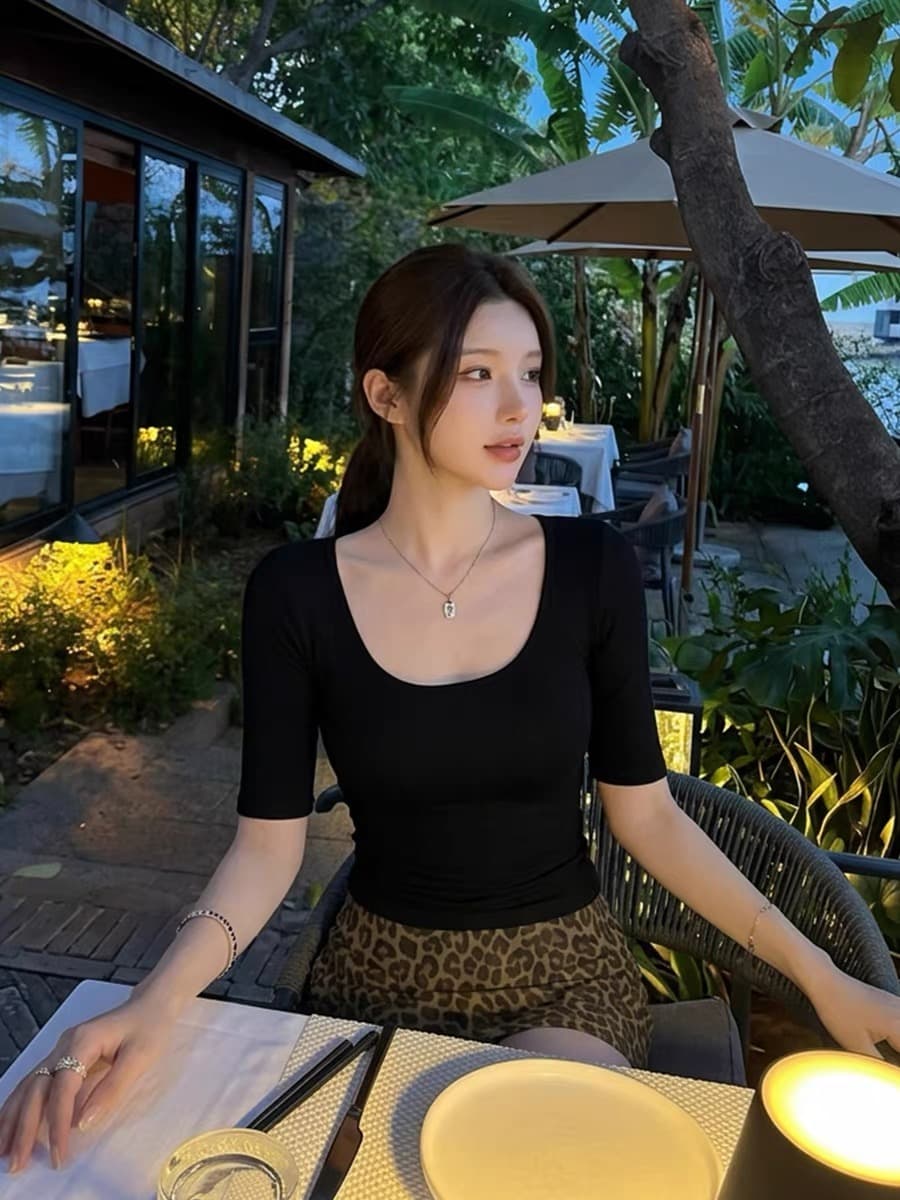 검정색 u 칼라 중간 소매 티셔츠 여성 여름 새로운 긍정적 인 어깨 핫걸 아름다운 고유 한 아름다운 꼬집기 허리 작은 맨위