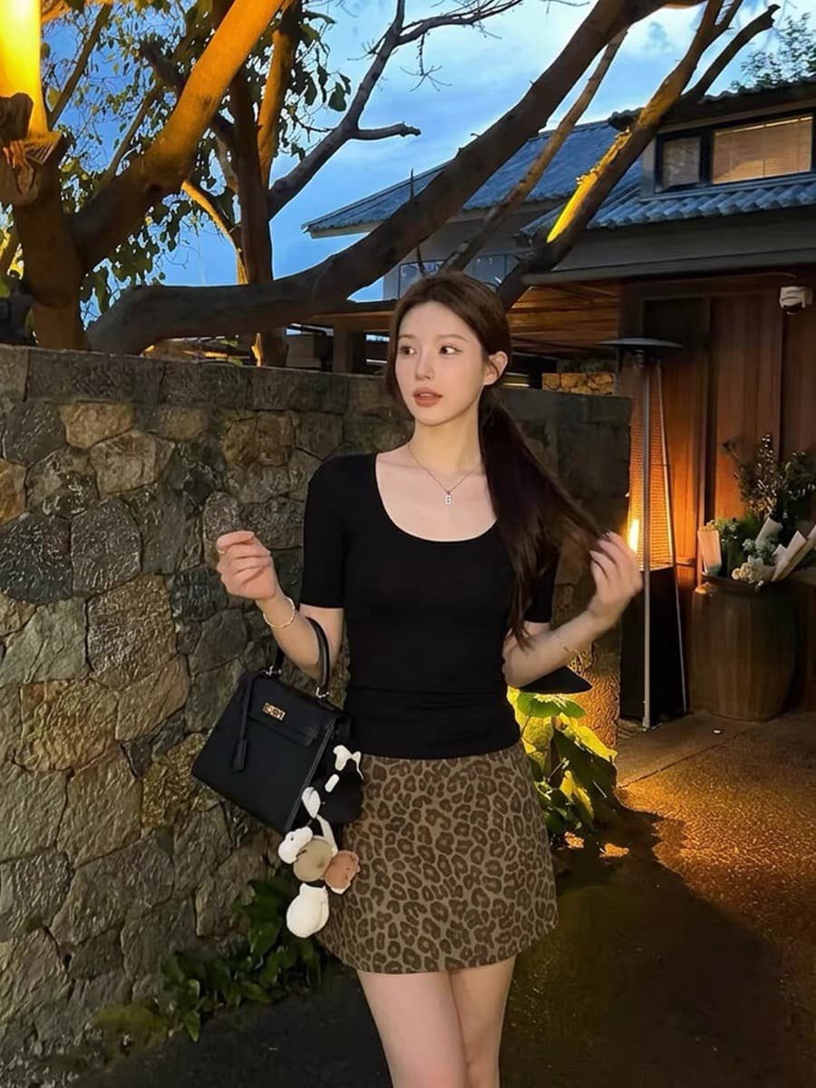 검정색 u 칼라 중간 소매 티셔츠 여성 여름 새로운 긍정적 인 어깨 핫걸 아름다운 고유 한 아름다운 꼬집기 허리 작은 맨위 이미지 4
