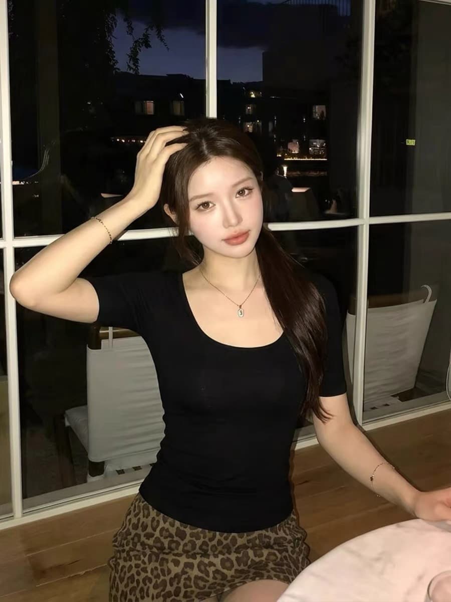 검정색 u 칼라 중간 소매 티셔츠 여성 여름 새로운 긍정적 인 어깨 핫걸 아름다운 고유 한 아름다운 꼬집기 허리 작은 맨위 이미지 2