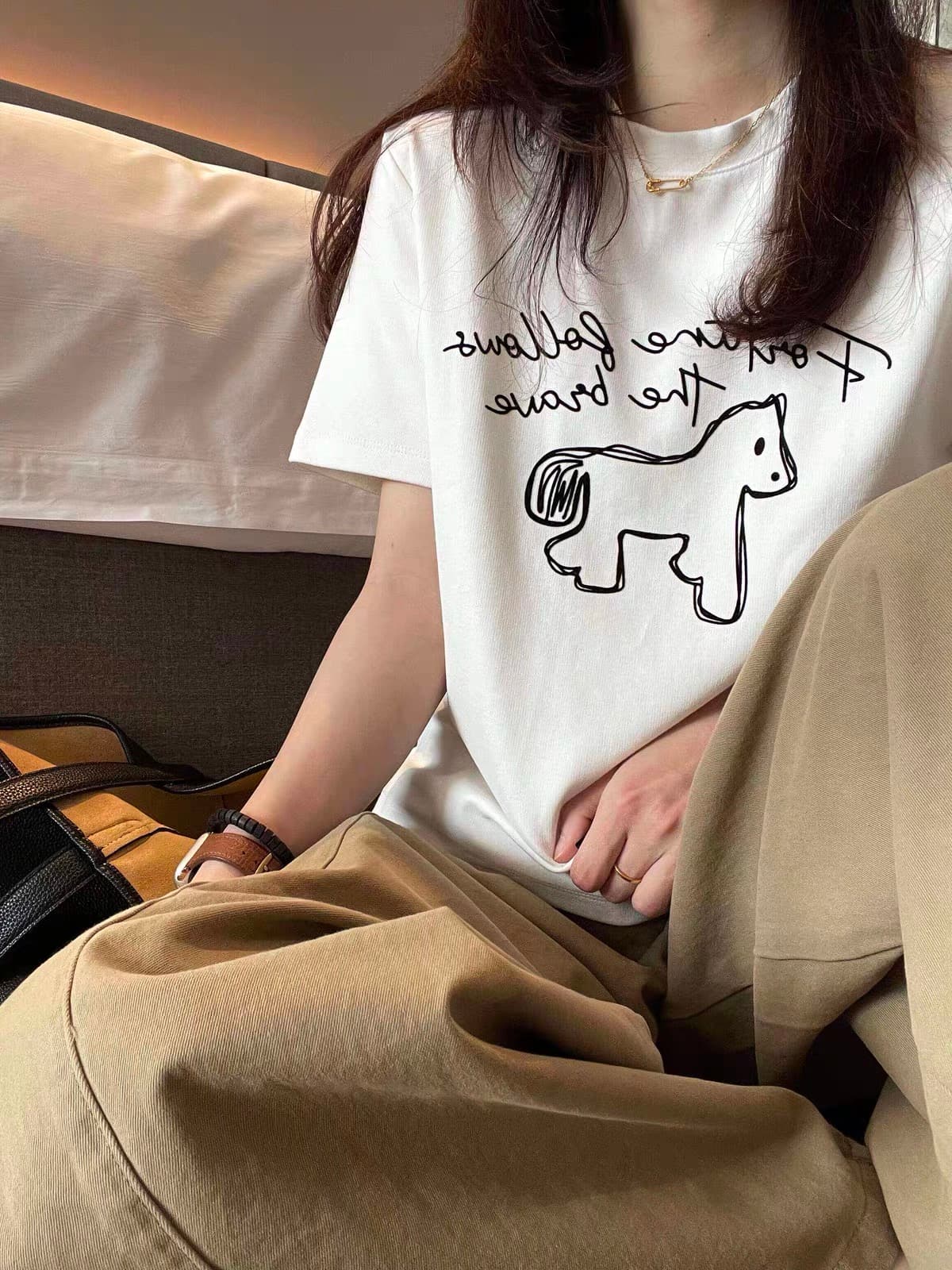 한 부서 캐주얼 화이트 작은 말 프린트 반팔 티셔츠 여성 여름 루즈핏 슬림해 보이는 고유 한 아름다운 느긋한 바람 맨위 상세 이미지 3