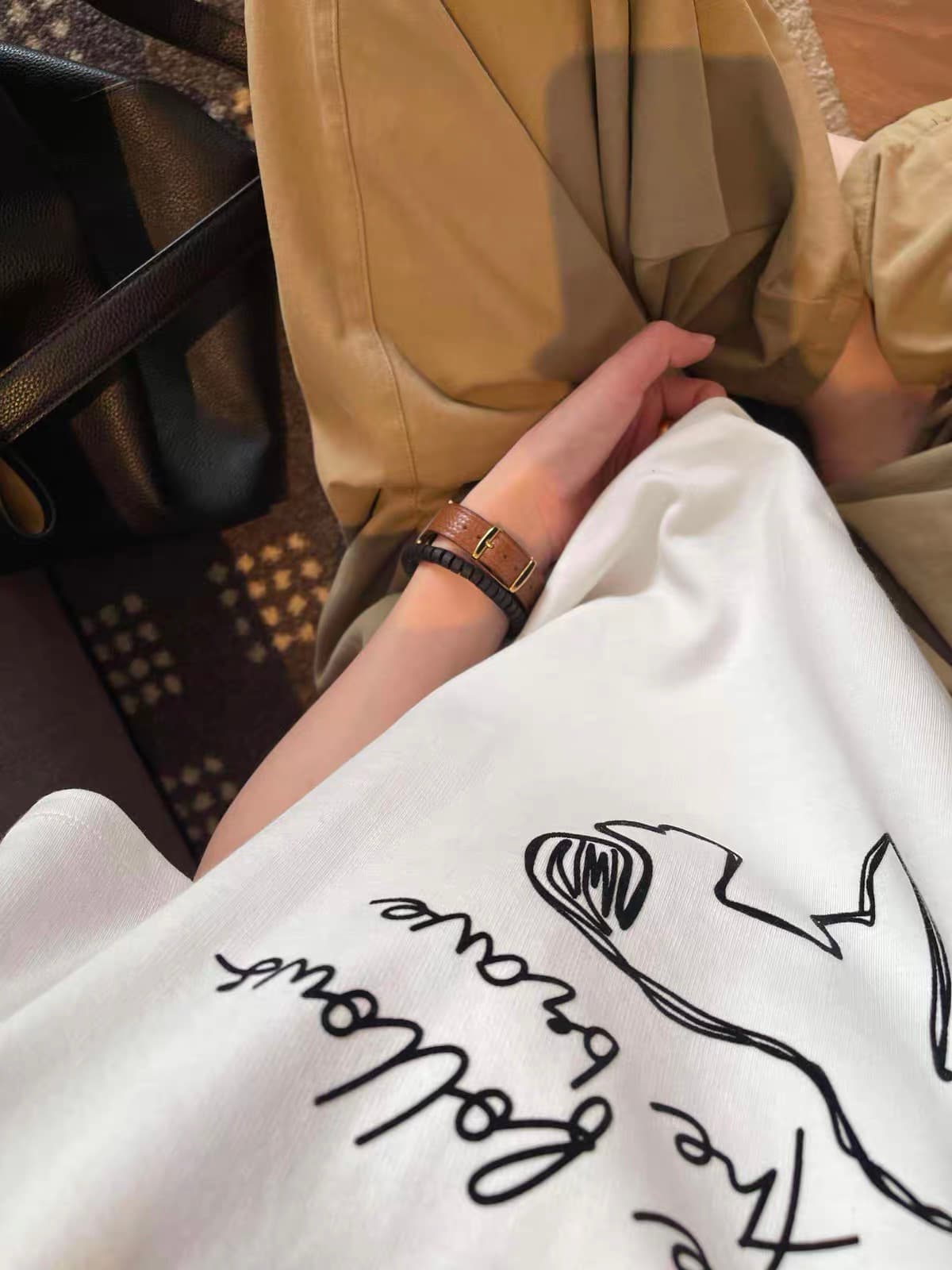 한 부서 캐주얼 화이트 작은 말 프린트 반팔 티셔츠 여성 여름 루즈핏 슬림해 보이는 고유 한 아름다운 느긋한 바람 맨위 상세 이미지 5