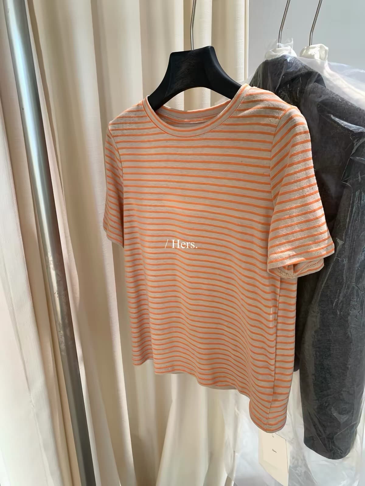 이른 가을 켜기 새로운 미니멀리즘 캐주얼 레트로 한국 스타일 스트라이프 반팔 티셔츠 여성 상세 이미지 4