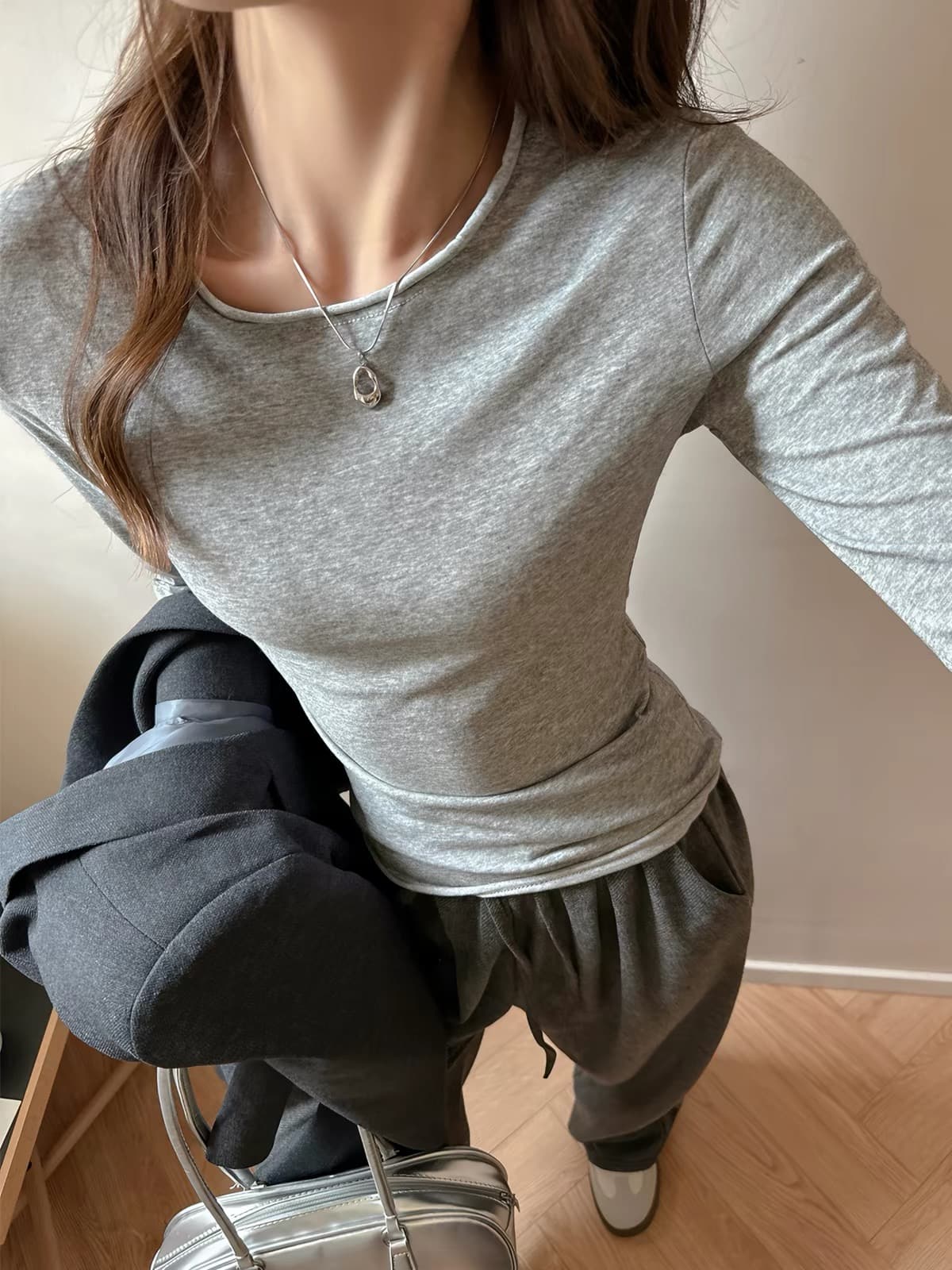 회색 긴팔 니트 스웨터 맨위 여성 2026 봄 가을 새로운 라운드 넥 긍정적 인 어깨 품격 동정 기본 셔츠 상세 이미지 2