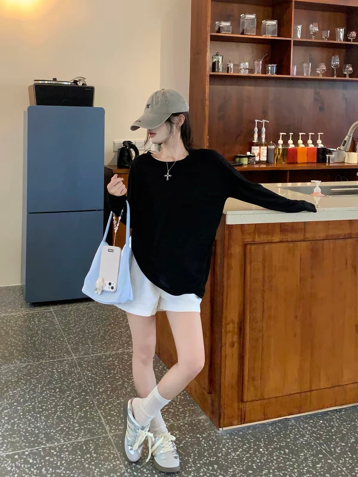 미니멀리즘 기초 섹션 검정색 라운드 넥 긴팔 에어컨 블라우스 여성 이미지 3