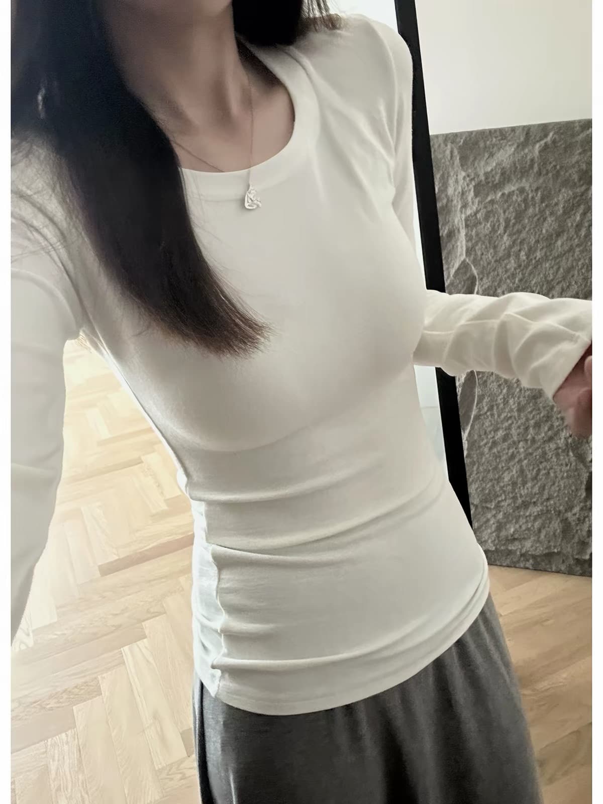 화이트 라운드 넥 긴팔 티셔츠 여성 가을 새로운 몸매 가꾸기 슬림해 보이는 기본 셔츠 인사이드 가져 가라. 긍정적 인 어깨 의류 이미지 4