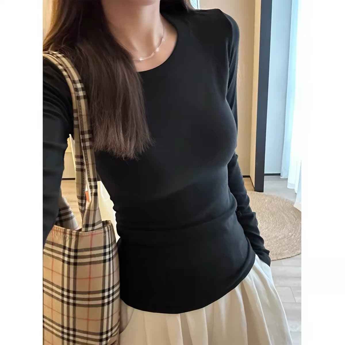 화이트 라운드 넥 긴팔 티셔츠 여성 가을 새로운 몸매 가꾸기 슬림해 보이는 기본 셔츠 인사이드 가져 가라. 긍정적 인 어깨 의류 상세 이미지 1