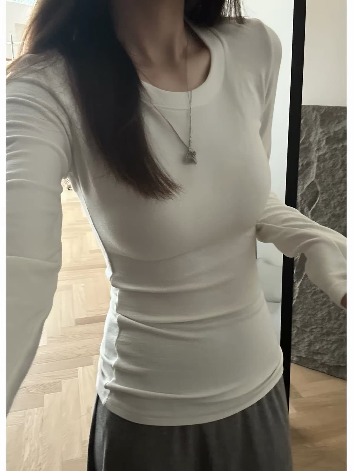 화이트 라운드 넥 긴팔 티셔츠 여성 가을 새로운 몸매 가꾸기 슬림해 보이는 기본 셔츠 인사이드 가져 가라. 긍정적 인 어깨 의류 상세 이미지 5