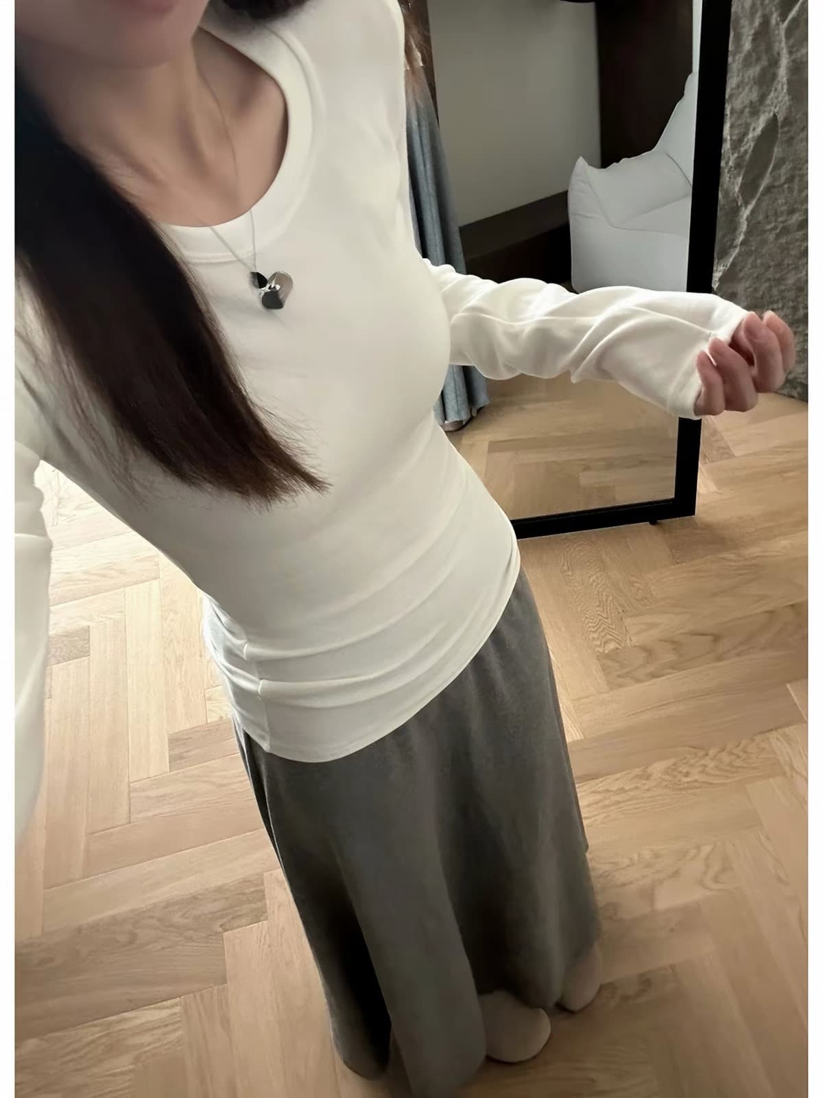 화이트 라운드 넥 긴팔 티셔츠 여성 가을 새로운 몸매 가꾸기 슬림해 보이는 기본 셔츠 인사이드 가져 가라. 긍정적 인 어깨 의류 상세 이미지 6