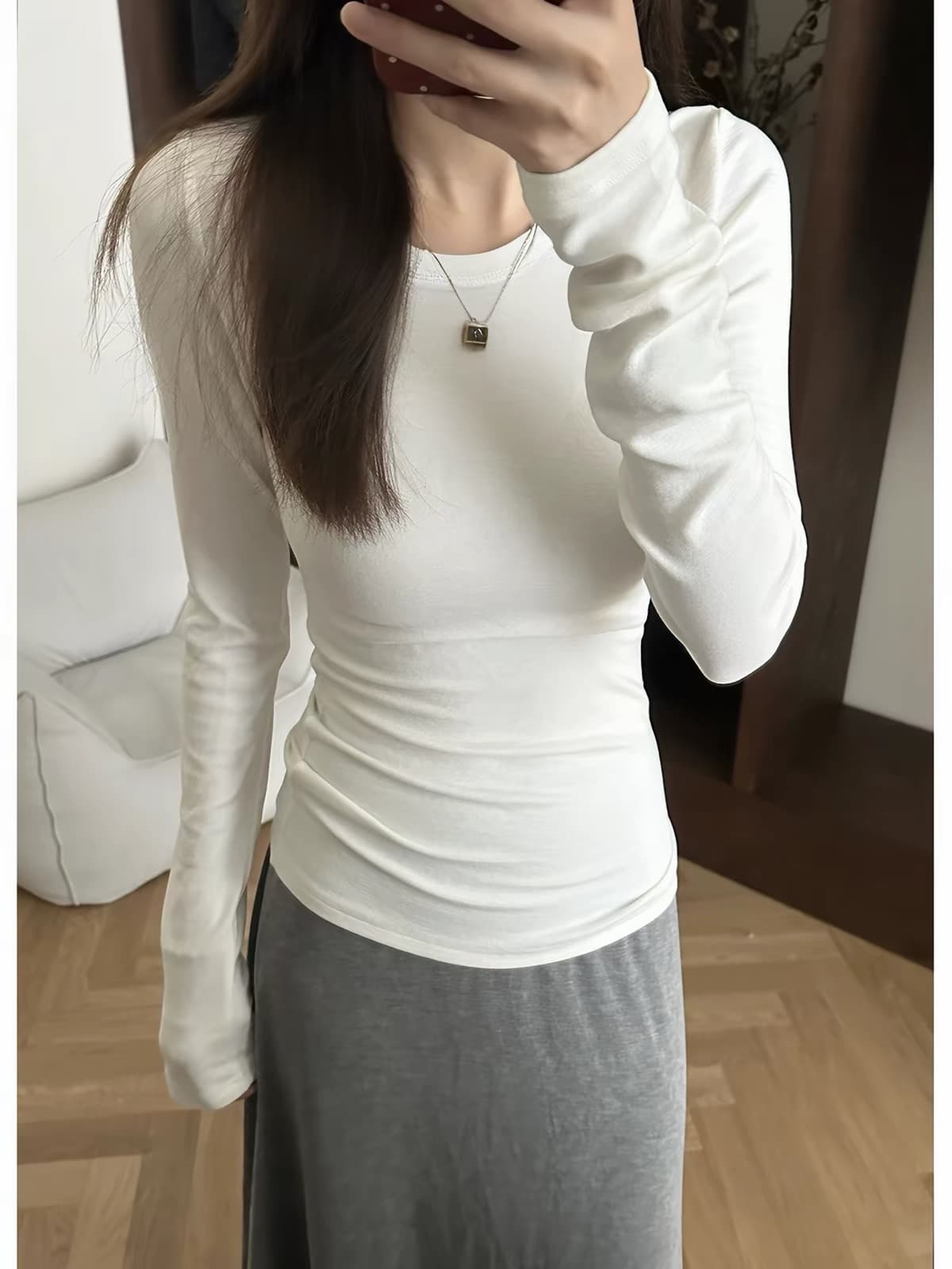 화이트 라운드 넥 긴팔 티셔츠 여성 가을 새로운 몸매 가꾸기 슬림해 보이는 기본 셔츠 인사이드 가져 가라. 긍정적 인 어깨 의류 상세 이미지 7