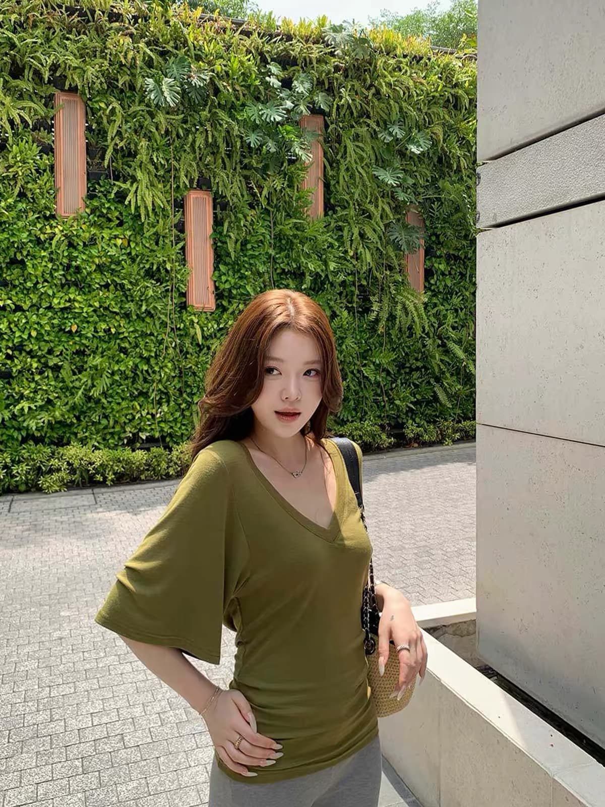 디자인 센스 긍정적 인 어깨 화이트 V넥 반팔 티셔츠 여성 여름 느긋한 꼬집기 허리 슬림해 보이는 블라우스 배트윙 소매 허리 수축 맨위 이미지 3