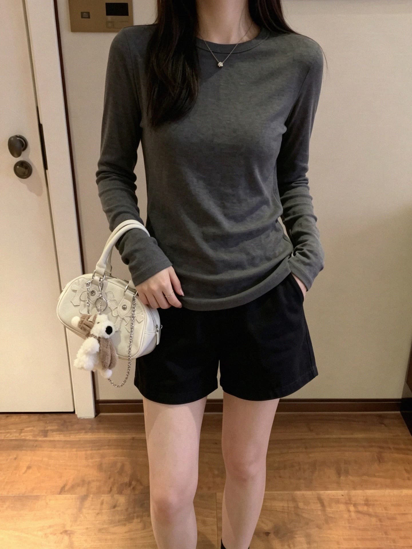 한 부서 긍정적 인 어깨 라운드 넥 회색 긴팔 티셔츠 여성 봄 가을 2026 새로운 몸매 가꾸기 슬림해 보이는 기본 셔츠 인사이드 잡아라. 의류 이미지 4