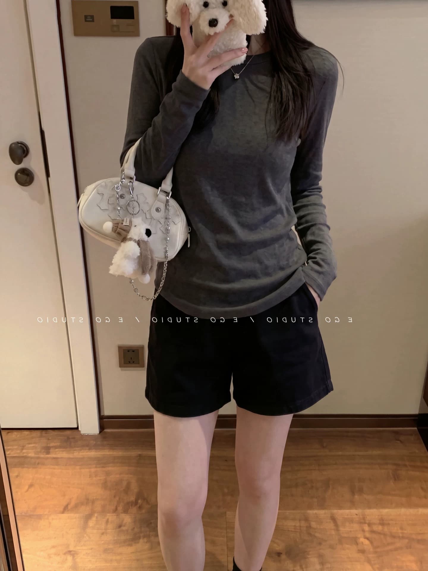 한 부서 긍정적 인 어깨 라운드 넥 회색 긴팔 티셔츠 여성 봄 가을 2026 새로운 몸매 가꾸기 슬림해 보이는 기본 셔츠 인사이드 잡아라. 의류 상세 이미지 5
