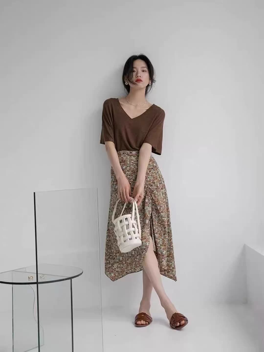 여름 새로운 느긋한 바람 루즈핏 대 네클라인 반소매 외출용 맨위 한 부서 커피 색상 V넥 긍정적 인 어깨 반팔 티셔츠 여성 이미지 3