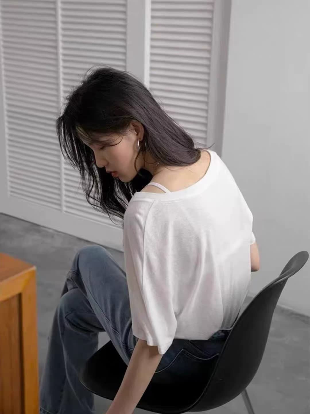 여름 새로운 느긋한 바람 루즈핏 대 네클라인 반소매 외출용 맨위 한 부서 커피 색상 V넥 긍정적 인 어깨 반팔 티셔츠 여성 상세 이미지 1