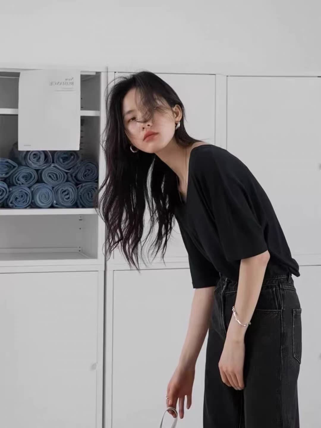 여름 새로운 느긋한 바람 루즈핏 대 네클라인 반소매 외출용 맨위 한 부서 커피 색상 V넥 긍정적 인 어깨 반팔 티셔츠 여성 상세 이미지 2