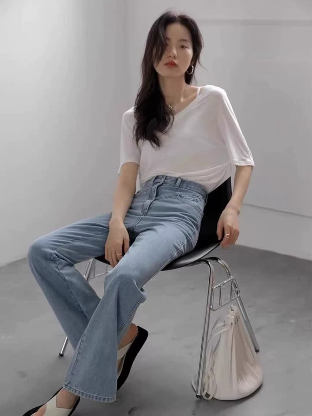 여름 새로운 느긋한 바람 루즈핏 대 네클라인 반소매 외출용 맨위 한 부서 커피 색상 V넥 긍정적 인 어깨 반팔 티셔츠 여성 상세 이미지 3