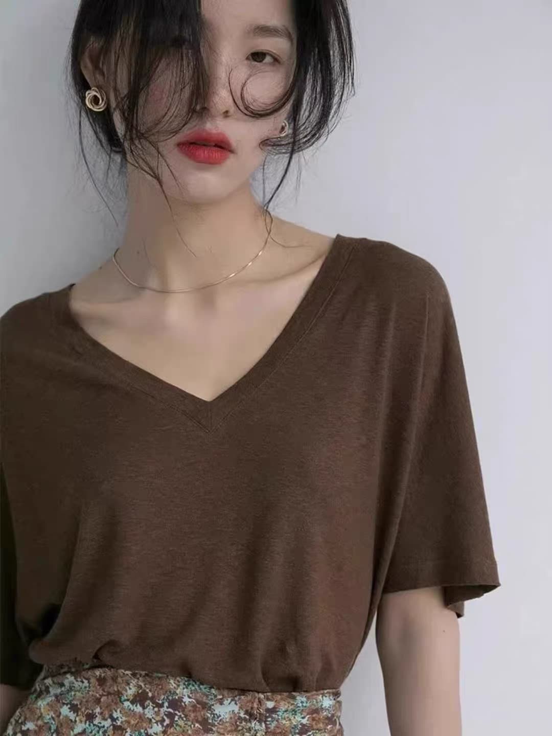 여름 새로운 느긋한 바람 루즈핏 대 네클라인 반소매 외출용 맨위 한 부서 커피 색상 V넥 긍정적 인 어깨 반팔 티셔츠 여성 상세 이미지 4
