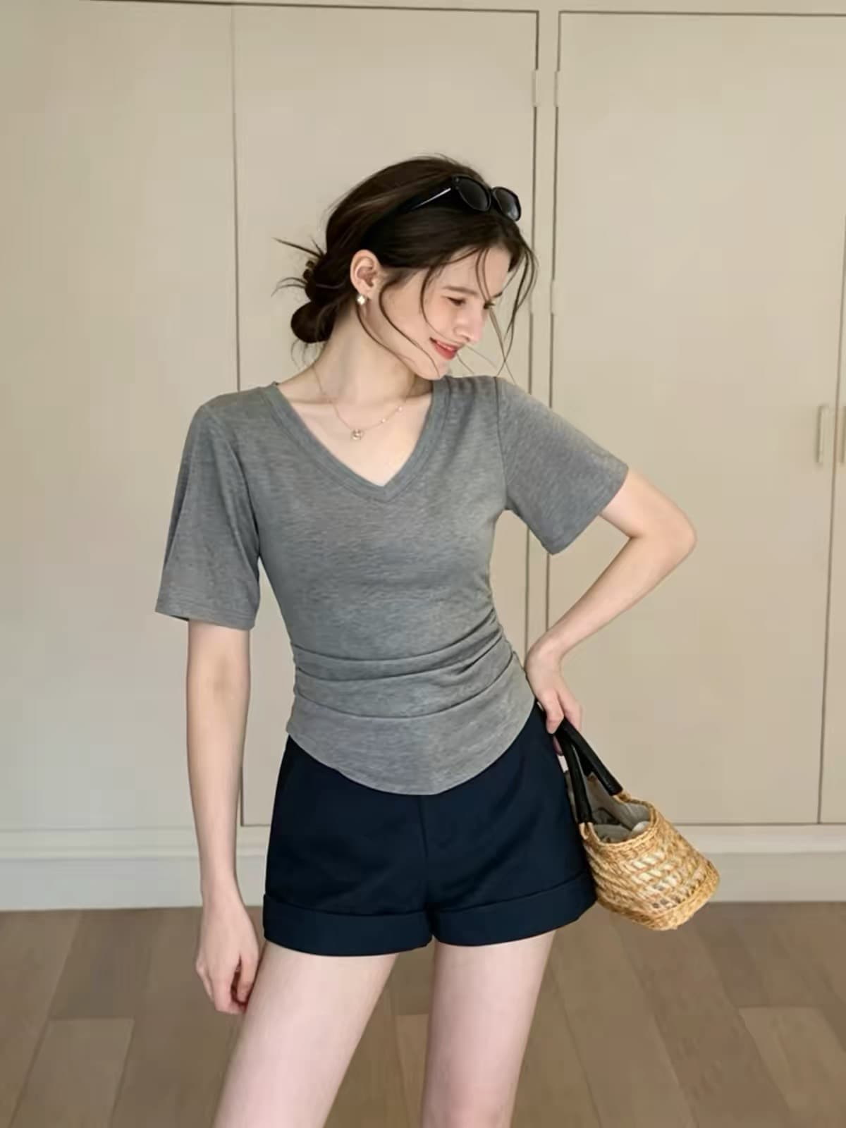 몸매 가꾸기 V넥 반팔 티셔츠 여성 여름 새로운 표지 고기 5 점 소매 디자인 회색 순수한 욕망 바람 허리 수축 주름 맨위 상세 이미지 1