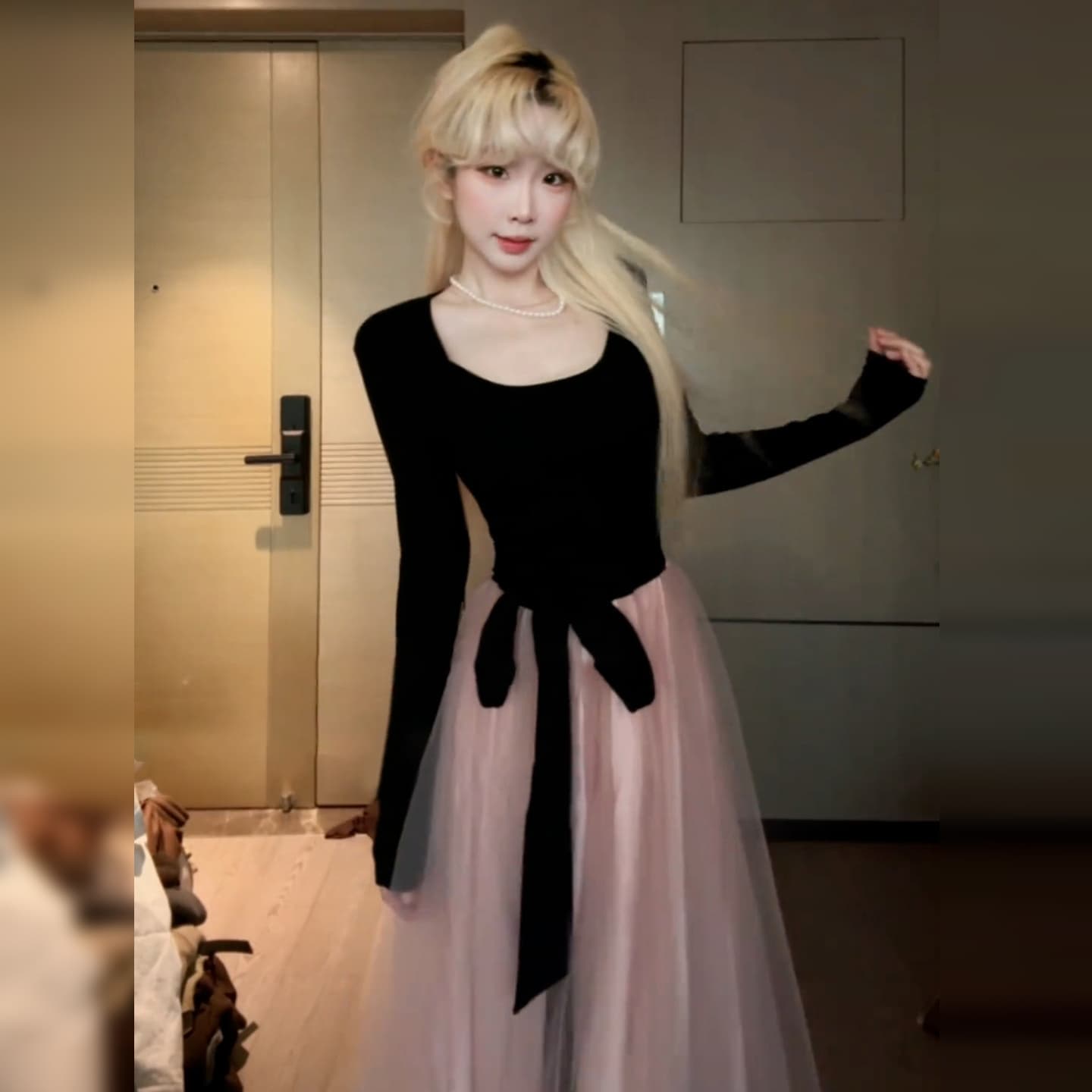 그는 벤 바람 검정색 고급 센스 허리 수축 여성 드레스 2025 가을 겨울철 슬림해 보이는 어깨 긴팔 품격 길다 치마 이미지 3