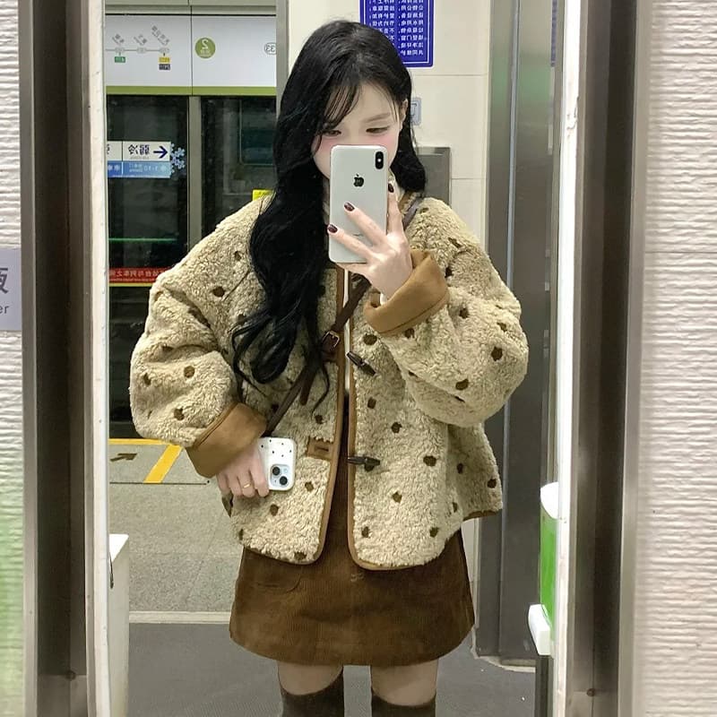 500 그램 양털 플리스 복합 스웨이드 수건 자수 법 하나 레트로 도트 무늬 양털 여성 코트 이미지 4