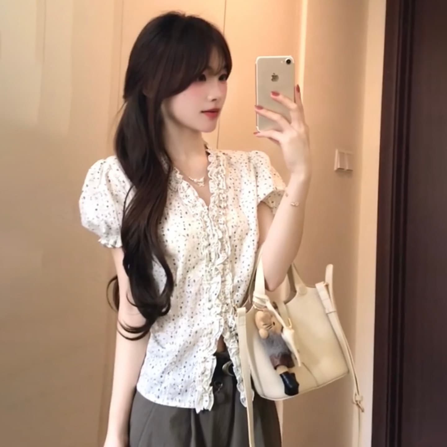 자카드 자수 원단 참나무 늑골 주름 부드러운 꽃무늬 v 칼라 반팔 셔츠 여성 작은 대중 레이스 거품 소매 이미지 3