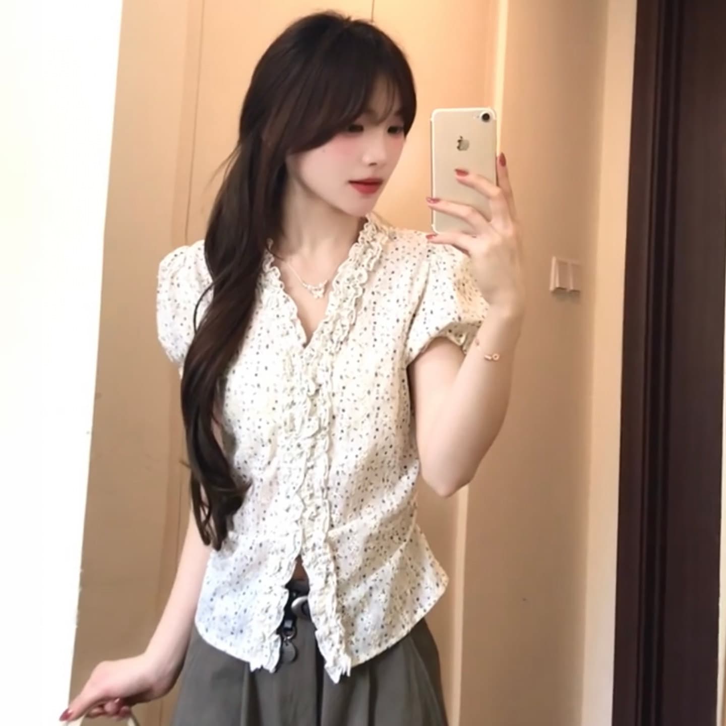 자카드 자수 원단 참나무 늑골 주름 부드러운 꽃무늬 v 칼라 반팔 셔츠 여성 작은 대중 레이스 거품 소매 이미지 5
