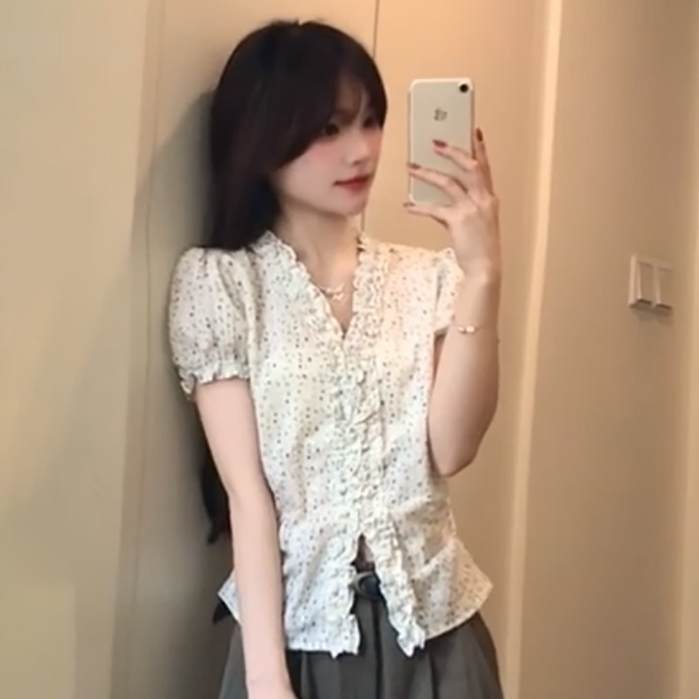 자카드 자수 원단 참나무 늑골 주름 부드러운 꽃무늬 v 칼라 반팔 셔츠 여성 작은 대중 레이스 거품 소매 이미지 2