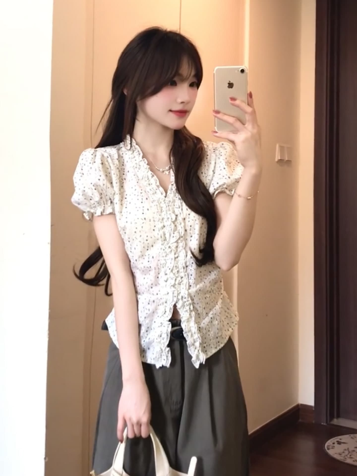 자카드 자수 원단 참나무 늑골 주름 부드러운 꽃무늬 v 칼라 반팔 셔츠 여성 작은 대중 레이스 거품 소매 상세 이미지 5