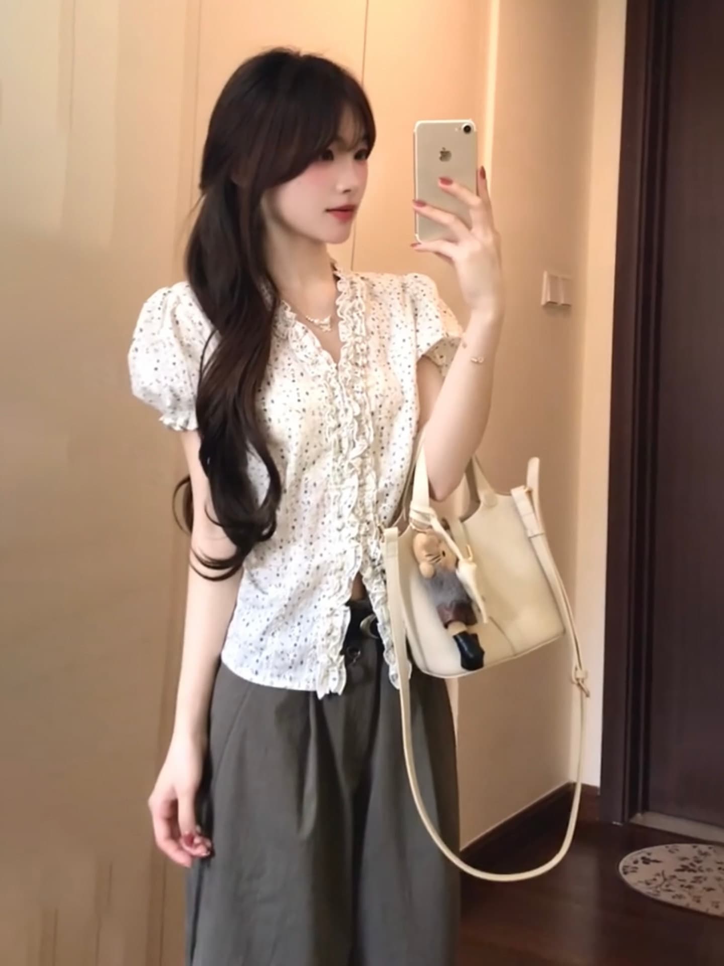 자카드 자수 원단 참나무 늑골 주름 부드러운 꽃무늬 v 칼라 반팔 셔츠 여성 작은 대중 레이스 거품 소매 상세 이미지 6