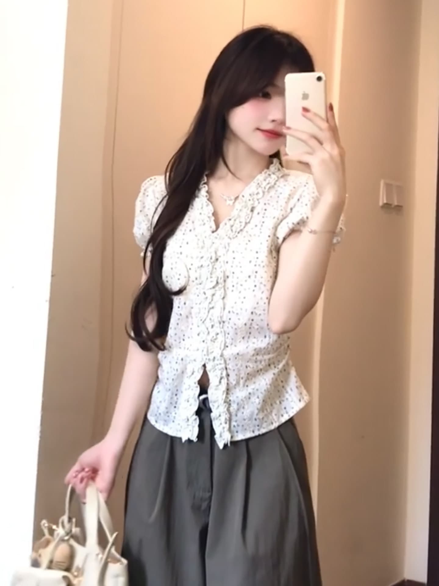 자카드 자수 원단 참나무 늑골 주름 부드러운 꽃무늬 v 칼라 반팔 셔츠 여성 작은 대중 레이스 거품 소매 상세 이미지 11