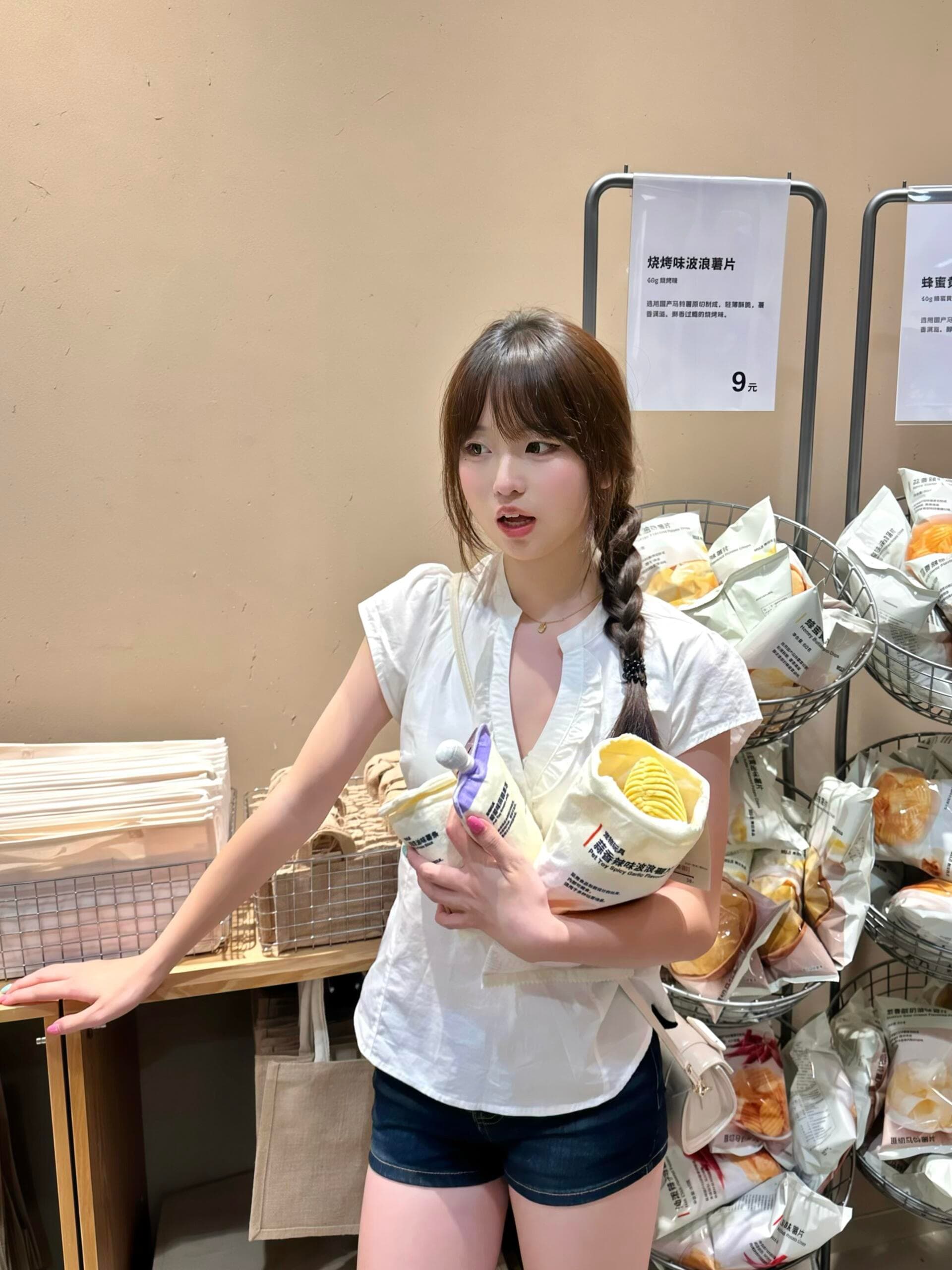 주간 실크 원단 스트랩 몸매 가꾸기 자르기 화이트 맨위 여성 프릴 v 칼라 반팔 디스플레이 몸 작은 셔츠 상세 이미지 3