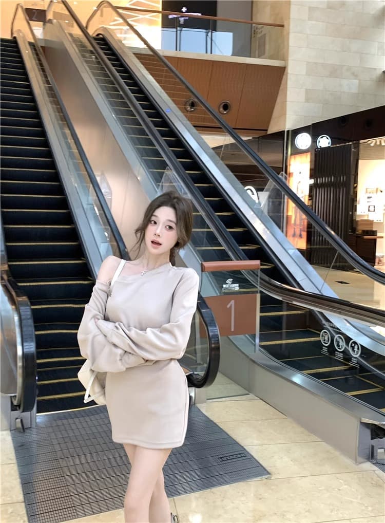 오프숄더 루즈핏 슬림해 보이는 후드티 드레스 아이들 프랑스식 품격 캐주얼 디자인 센스 비스듬한 어깨 긴팔 미니 스커트 상세 이미지 16
